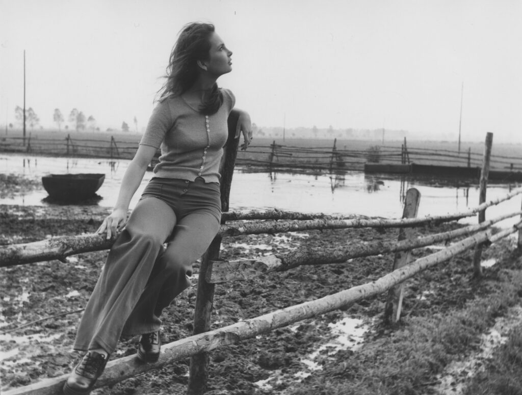 Anna Dymna as Ania Pawlakówna on the set of “Take It Easy” film, Dobrzykowice (Czernica municipality), August 1974