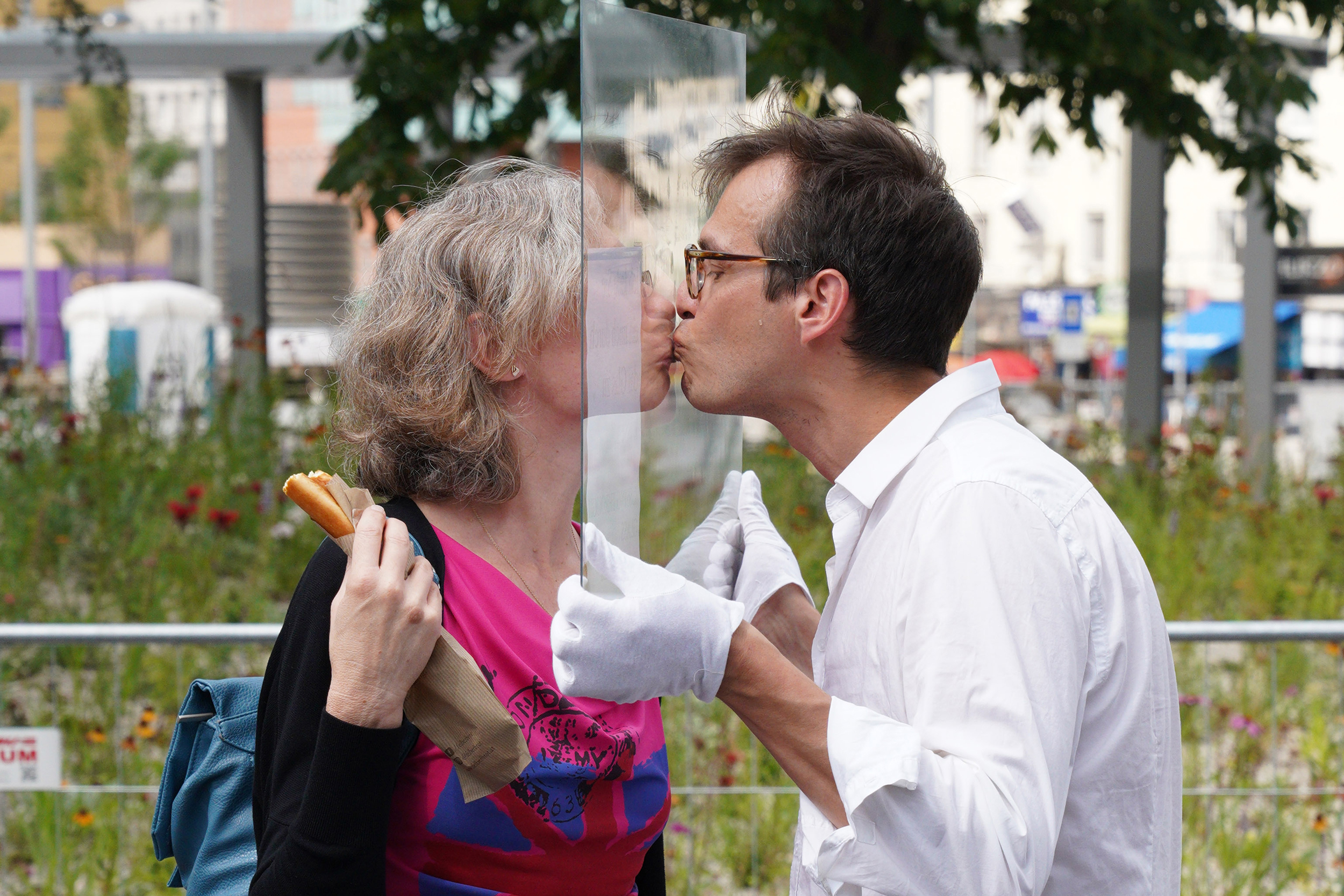 photo: KISS: Thomas Geiger, Festival of Minimal Actions: Jiří Kovanda, Kissing through glass, Foto: Kunsthalle Wien, 2020