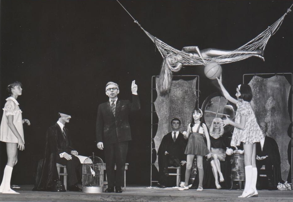 „Śmieszny staruszek”, Teatr Polski we Wrocławiu, fot. Henryk Derczyński. Na fot. w środku: Wojciech Siemion (staruszek), 1968 r., własność Ossolineum