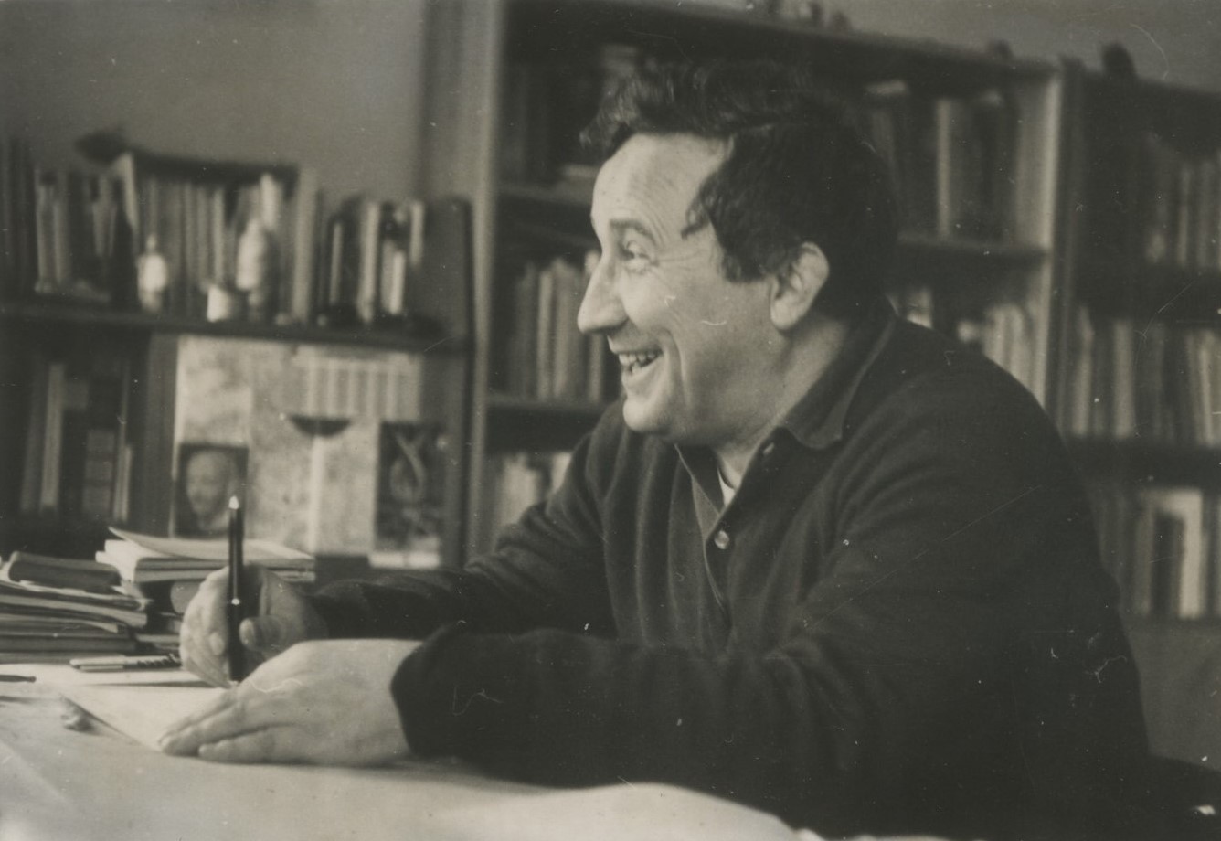 Tadeusz Różewicz przy pracy, fotografia z archiwum rodzinnego