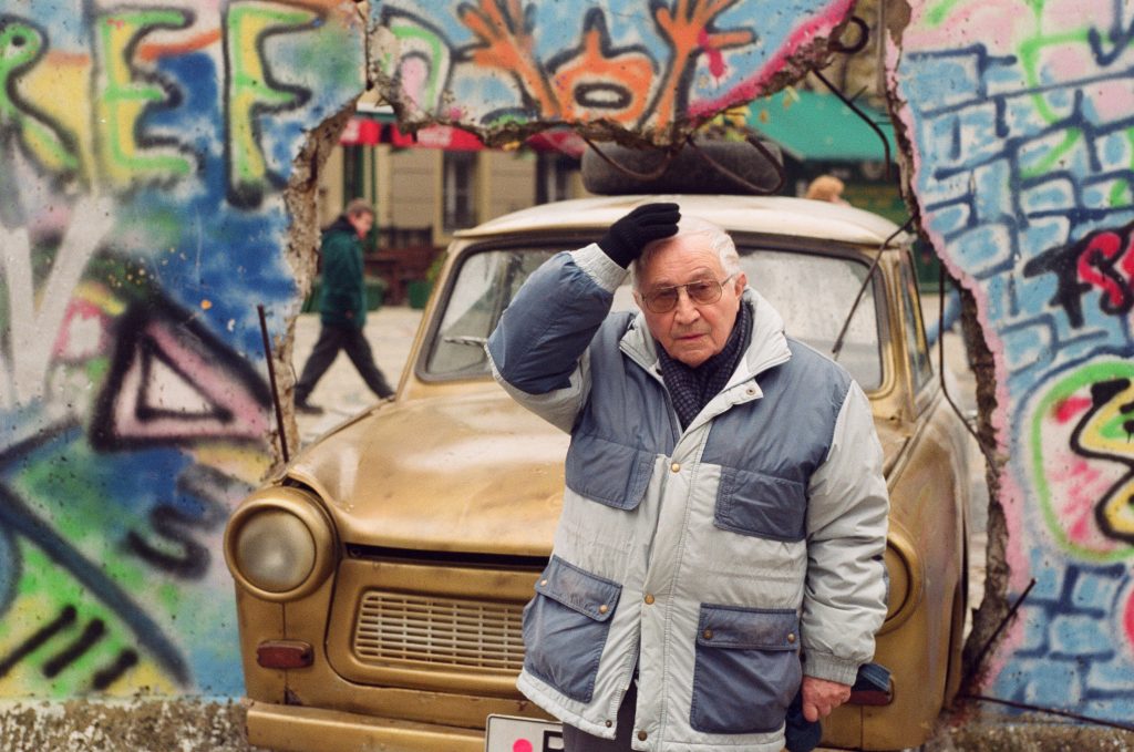 Różewicz na wystawie Muru Berlińskiego, fot. Adam Hawałej