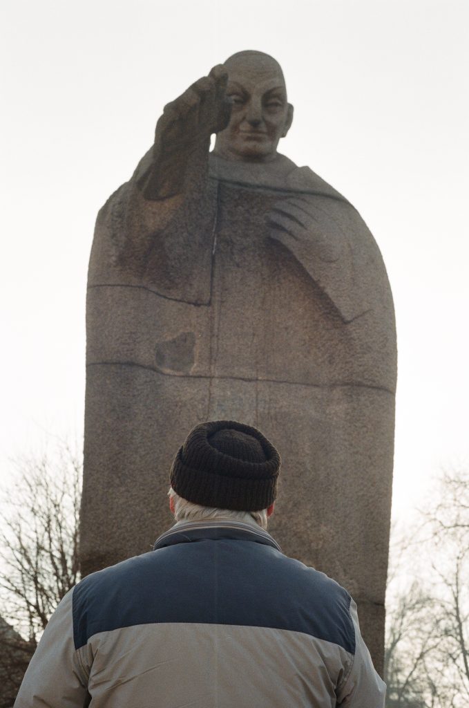  Tadeusz Różewicz przy pomniku Jana XXIII, fot. Adam Hawałej