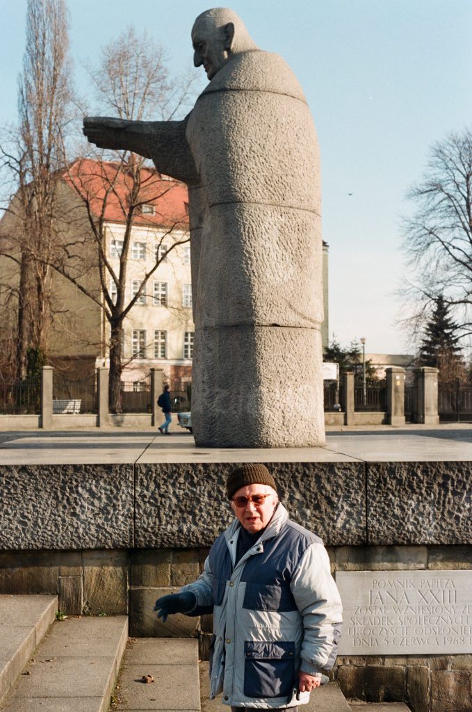 Tadeusz Różewicz przy pomniku Jana XXIII, fot. Adam Hawałej