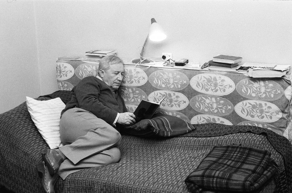 Tadeusz Różewicz na kanapie w swoim pokoju, fot. Adam Hawałej