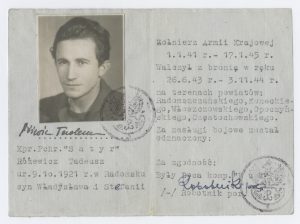 Legitymacja Krzyża Armii Krajowej, ustanowionego przez dowódcę AK gen. Tadeusza Bora-Komorowskiego, przyznanego Tadeuszowi Różewiczowi 2 października 1974 roku