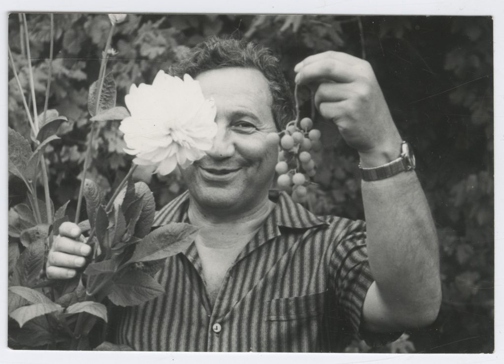 Tadeusz Różewicz z dalią i winogronem