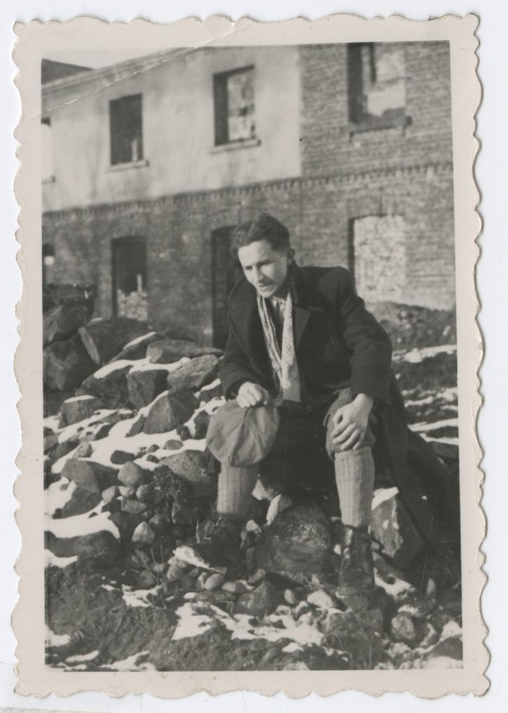 Tadeusz Różewicz na ruinach domu rodzinnego w Radomsku