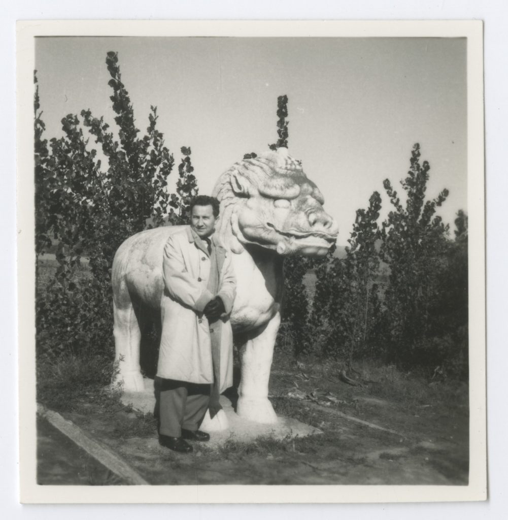 Tadeusz Różewicz z rzeźbą lwa w Chinach