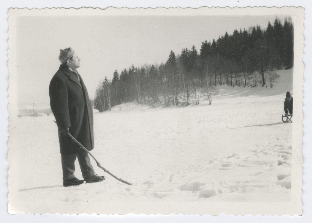Tadeusz Różewicz na śniegu