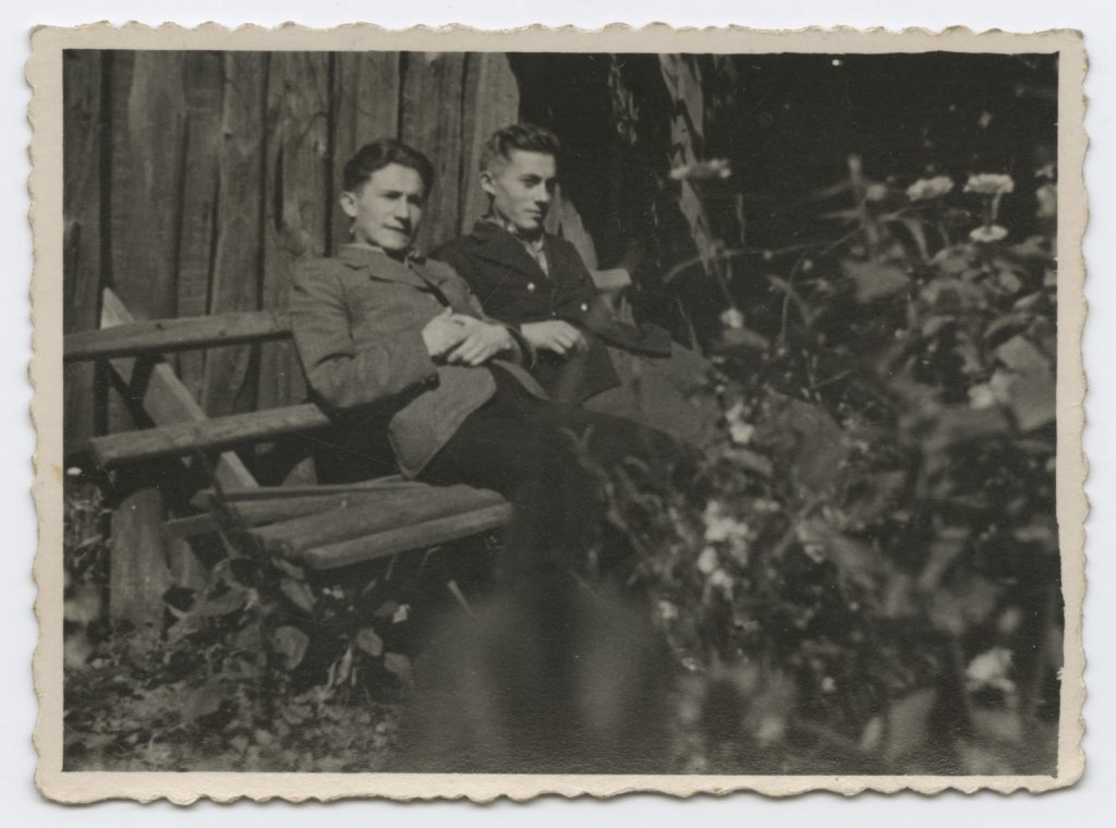Tadeusz Różewicz z bratem Januszem, 1941