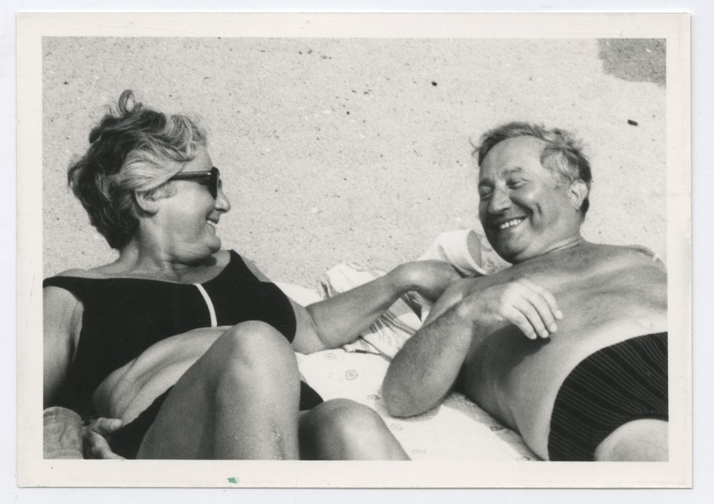 Tadeusz Różewicz z żoną na plaży, 1978