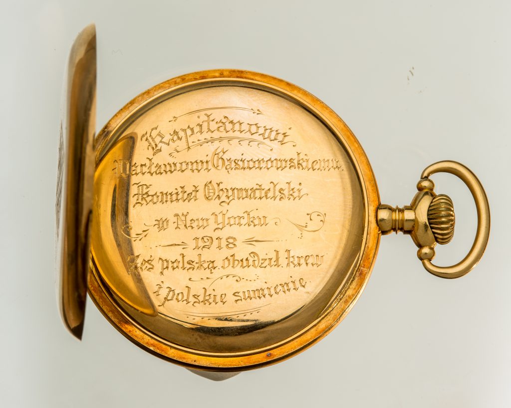 Złoty zegarek z dedykacją wręczony W. Gąsiorowskiemu przez Polonię Amerykańską w uznaniu zasług dla tworzenia Armii Polskiej we Francji.