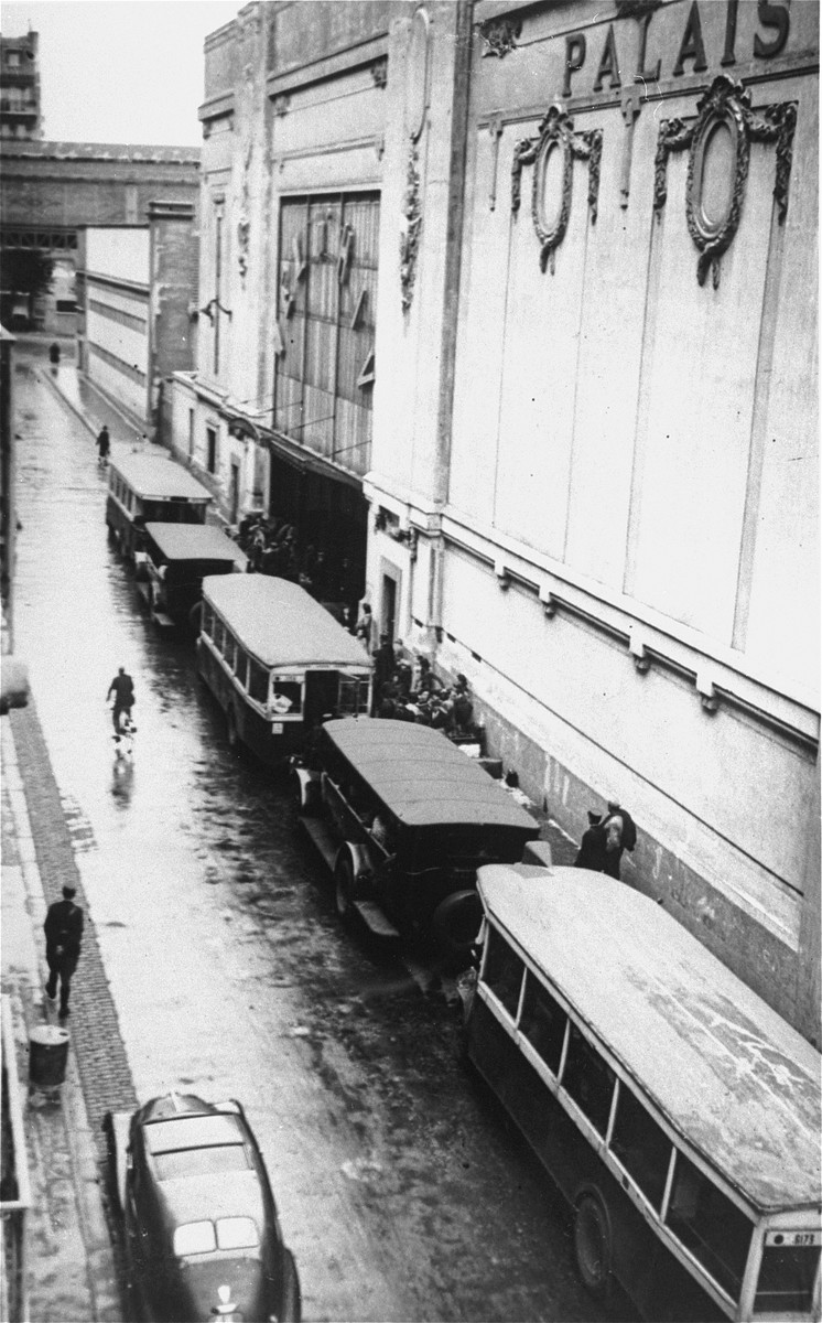Autobusy paryskiej komunikacji miejskiej (Compagnie du Métropolitain), którymi przewieziono Żydów aresztowanych przez francuskich policjantów, przy bramie stadionu Vélodrome d’Hiver. Paryż, 16–17 lipca 1942 r. Bibliothèque Historique de la Ville de Paris