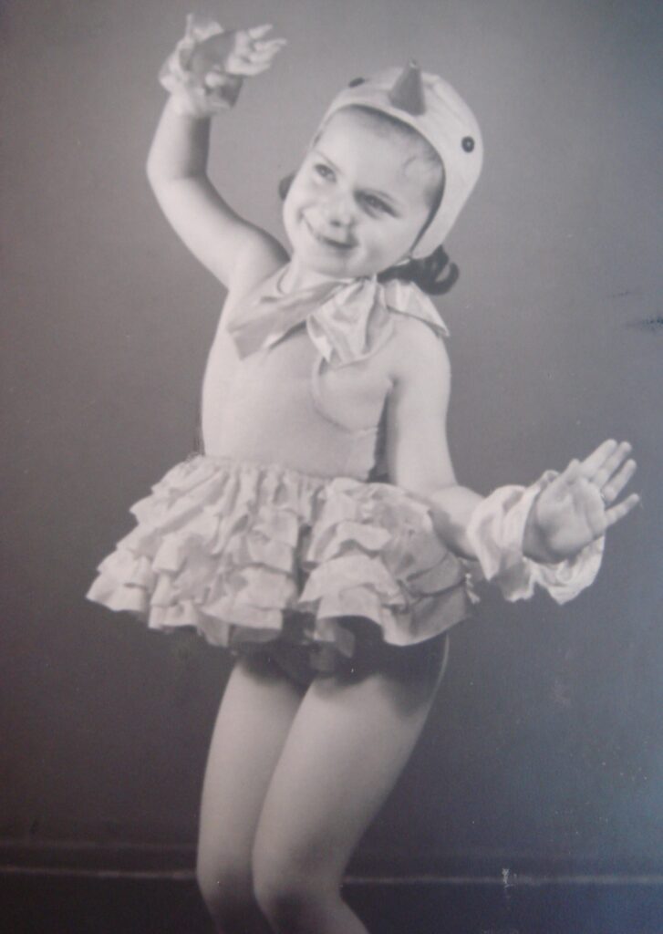 Łabędź – uczennica szkoły baletowej Sylwii Swen przed występem na deskach Dolnośląskiego Teatru Żydowskiego, zbiory Katedry Judaistyki Uniwersytetu Wrocławskiego
