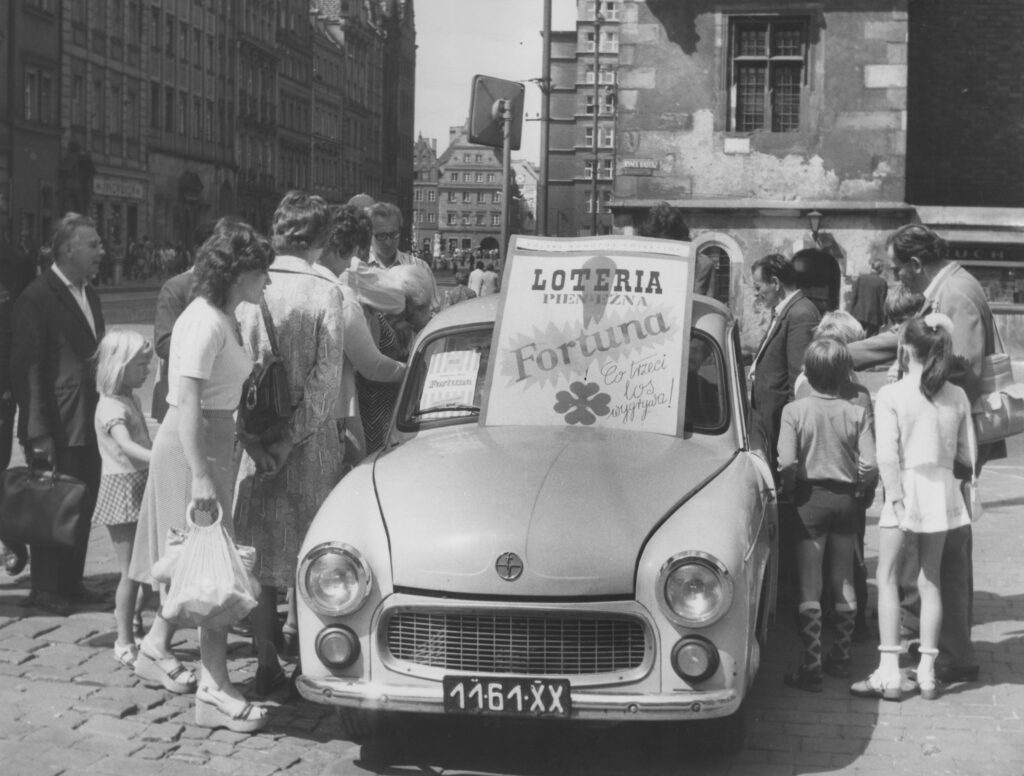 „Co trzeci los wygrywa”, rynek we Wrocławiu, sierpień 1975, Wrocław. Fot. S. Kokurewicz