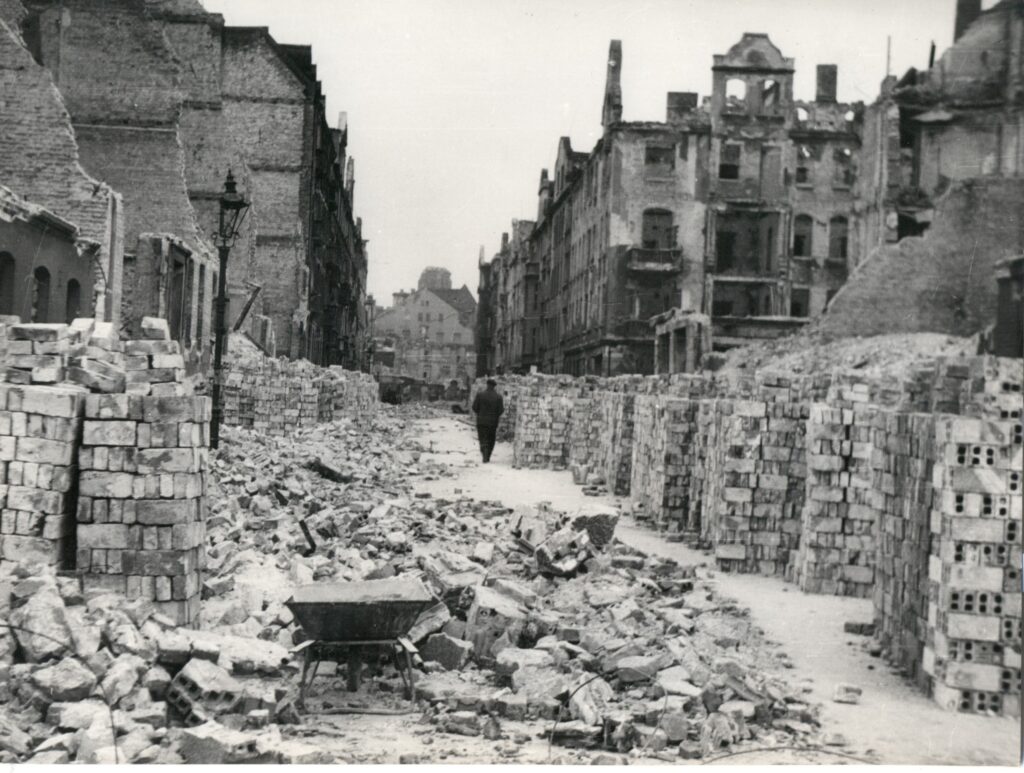 Wrocławskie ulice, zniszczenia wojenne, lata 40.–50.XX w, zbiory Ossolineum