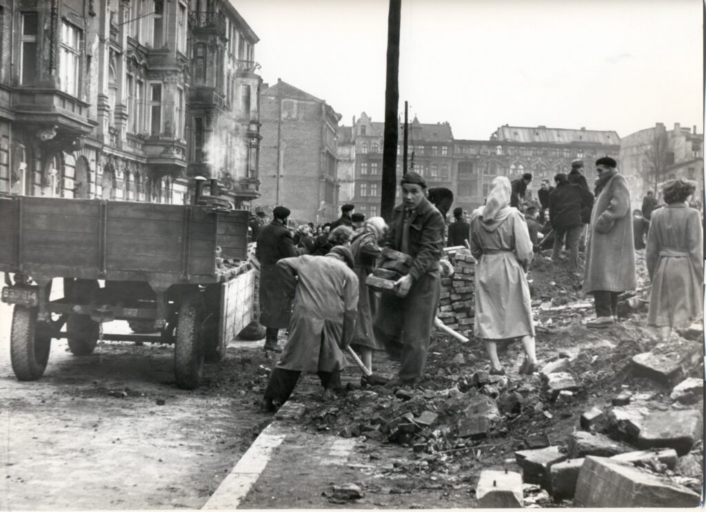 Kolejne etapy odgruzowywania i odbudowy kamieniczek wokół wrocławskiego Rynku, około 1955, zbiory Ossolineum